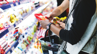 Polovica slovenských domácností čaká s nákupom potravín na zľavové akcie, necelá tretina nakupuje len základné potraviny